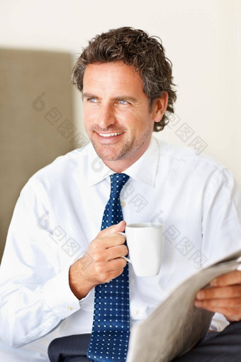 业务男人。杯咖啡报纸英俊的业务男人。杯咖啡报纸微笑