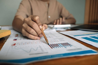 业务女人计算器数学金融木桌子上办公室业务工作背景税会计统计数据分析研究概念