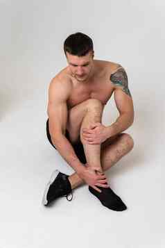 男人的膝盖骨伤害了白色背景疼痛痛苦的生病了孤立的按摩医学肌肉发达的护理较低的遭受有吸引力的