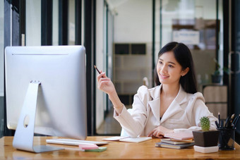 亚洲女人<strong>博主</strong>穿白色西装会说话的追随者生活流<strong>媒体</strong>社会<strong>媒体</strong>应用程序<strong>自</strong>由工作首页概念