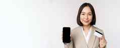 微笑企业女人西装显示移动电话屏幕应用程序移动电话智能手机屏幕站白色背景