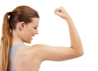 二头肌肌肉更强的十几岁的女孩检查二头肌肌肉锻炼