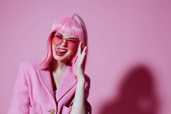 肖像年轻的女人手势手粉红色的夹克生活方式魅力粉红色的背景不变的