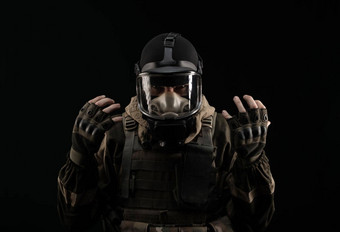 男人。军事统一的气体面具持有愤怒的表达式情绪黑色的背景