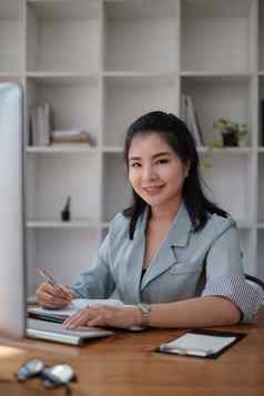 亚洲业务女人视频调用业务团队咨询业务计划公司在线团队会议视频会议