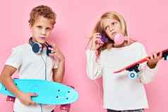 有趣的孩子们耳机滑板手粉红色的颜色背景