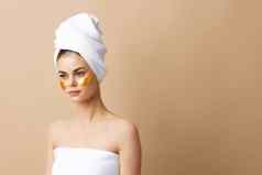 女人补丁复兴皮肤护理有趣的淋浴米色背景