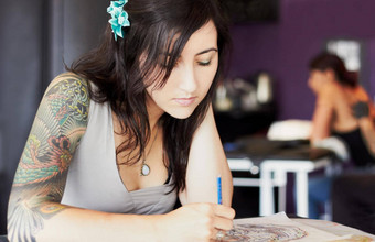 未来伟大的设计女纹身艺术家画设计纹身客厅