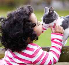 妍朋友拍摄可爱的女孩接吻小猫