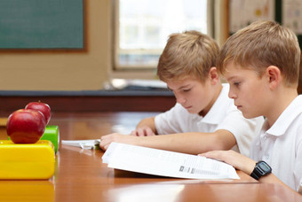 集中研究年轻的男生坐着类阅读工作