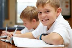 享受学习经验年轻的男生家庭作业教室