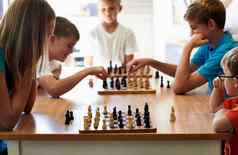 国际象棋冠军集团孩子们玩国际象棋