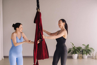 怀孕了女孩女人教练瑜伽吊床健身房概念健康的生活方式母亲