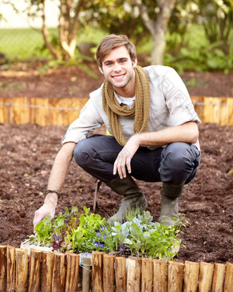 兴奋植物<strong>蔬菜</strong>英俊的年轻的的家伙准备好了植物<strong>幼苗蔬菜</strong>花园
