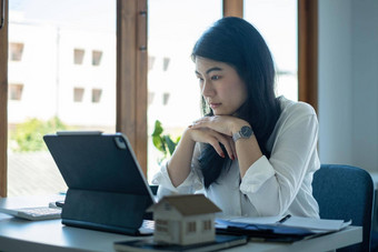 强调女人持有检<strong>查房</strong>子模型真正的房地产房子评估检查保险概念