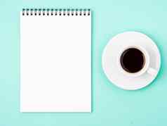 记事本开放白色空白页面写作的想法待办事项列表杯咖啡明亮的蓝色的背景