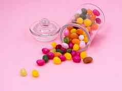 果冻甜蜜的糖果颜色分散粉红色的背景玻璃Jar成员染料防腐剂