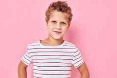 男孩卷曲的头发条纹t恤粉红色的颜色背景
