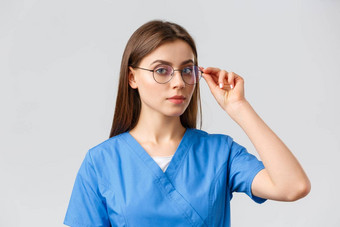 医疗保健工人医学保险科维德流感大流行概念专业聪明的女护士医生实习生蓝色的实习医生风云眼镜相机确定灰色背景