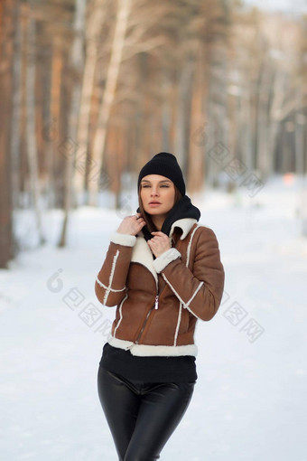 时尚的浅黑肤色的女人时尚的冬天夹克