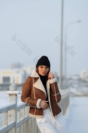 时尚的浅黑肤色的女人时尚的冬天夹克图片