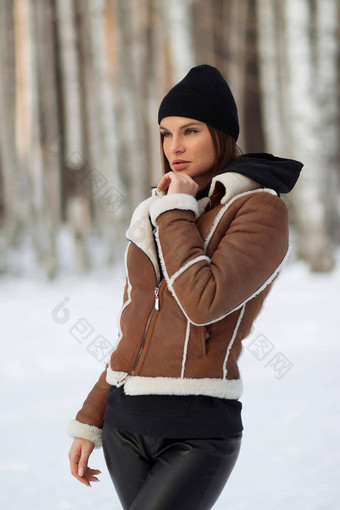 时尚的浅黑肤色的女人时尚的冬天夹克图片