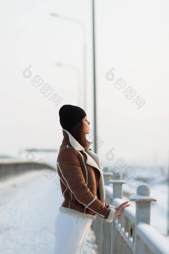 时尚的浅黑肤色的女人时尚的冬天夹克