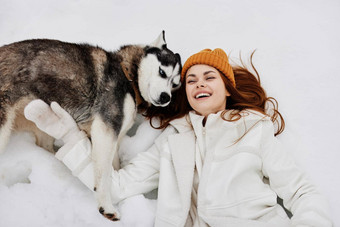 女人冬天衣服走狗雪新鲜的空气