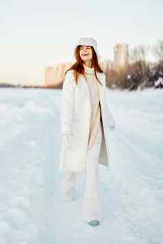 美丽的女人冬天衣服走雪冷假期自然