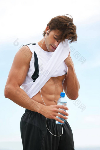 推限制适合年轻的男人。擦拭额头衬衫强烈的运行锻炼
