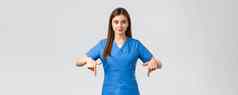 医疗保健工人防止病毒保险医学概念微笑漂亮的护士医生蓝色的实习医生风云指出手指显示病人广告推荐药店