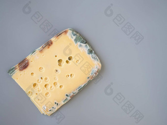 过期的发霉的硬奶酪购买超市浪费lycopersicon不正确的长期存储食物浪费超市腐烂的餐灰色背景复制空间