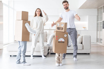 快乐家庭玩跳舞机器人