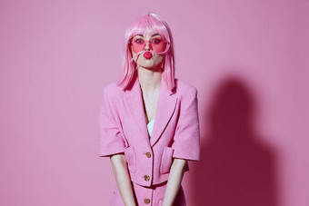 积极的年轻的女人手势手粉红色的夹克工作室模型不变的