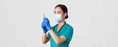 科维德冠状病毒疾病医疗保健工人概念一边视图自信微笑亚洲女医生护士准备注射器疫苗流感拍摄站白色背景