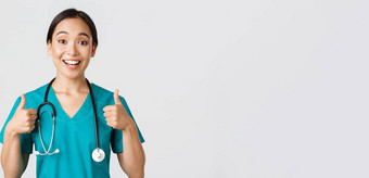 医疗保健工人防止病毒检疫运动概念年轻的支持亚洲护士给竖起大拇指医生振作起来病人鼓励赞<strong>美白</strong>色<strong>背景</strong>