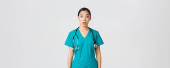科维德医疗保健工人流感大流行概念深刻的印象惊讶亚洲护士实习医生风云下降下巴站在相机说不出话来惊讶白色背景