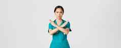 科维德医疗保健工人流感大流行概念不高兴严肃的表情有关亚洲女医生显示交叉手势停止禁止禁止危险的行动白色背景