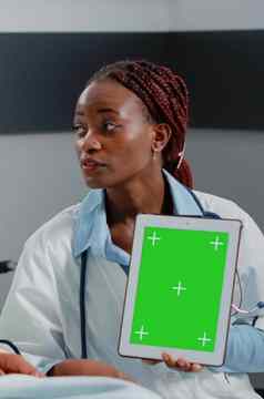 医疗专家垂直持有绿色屏幕平板电脑