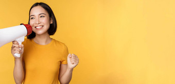 微笑亚洲女人站扩音器宣布smth广告产品站黄色的背景