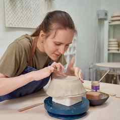 高兴的是女学徒工作陶器碗车间