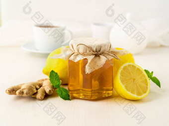 受欢迎的方法治疗冷Jar蜂蜜姜薄荷柠檬白色背景一边视图