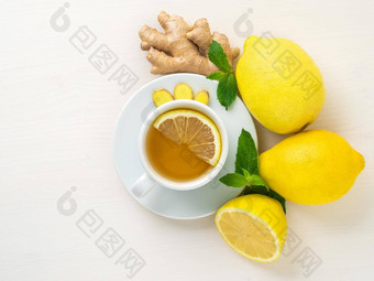 人方法治疗<strong>感冒</strong>杯茶片柠檬姜薄荷柠檬一半白色背景前视图