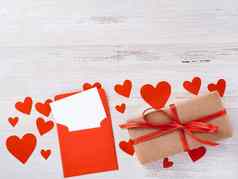 象征情人节一天礼物盒子卡夫棕色（的）纸红色的丝带信封清洁空白表纸白色背景很多红色的心一边视图
