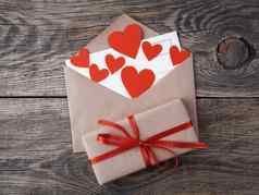 卡红色的心开放信封棕色（的）卡夫纸礼物盒子红色的丝带木岁的古董背景情人节一天