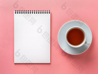 空白记事本白色页面杯<strong>茶</strong>粉红色的桌子上颜色背景前视图平躺