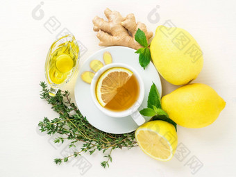 人方<strong>法治</strong>疗感冒杯茶片柠檬姜薄荷蜂蜜草本植物柠檬一半白色背景前视图