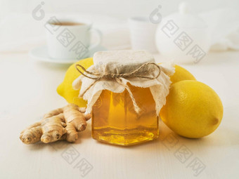 受欢迎的方法治疗冷Jar蜂蜜姜柠檬白色背景一边视图
