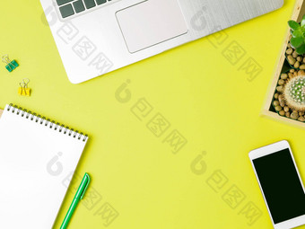 前视图现代明亮的黄色的办公室桌面空白记事本电脑智能手机模拟空空间