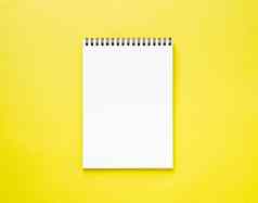 空白记事本白色页面黄色的桌子上颜色背景前视图空空间文本